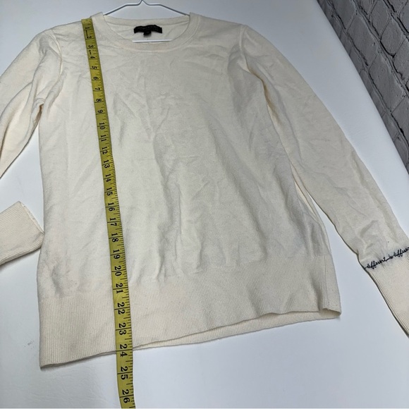 Banana Republic women’s Italian merino blend Off-White Crewneck Sweater Sz M - Picture 3 of 7
